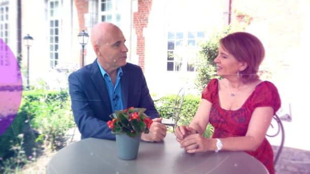 Pascal de Sutter et Catherine Solano assis à une table à l'extérieur entrain de discuter dans un environnement apaisant