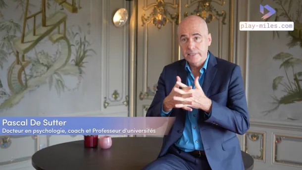 Pascal De Sutter, docteur en psychologie, coach et professeur d'universités, expliquant les solutions pour l'éjaculation précoce dans une vidéo pour Play-Miles